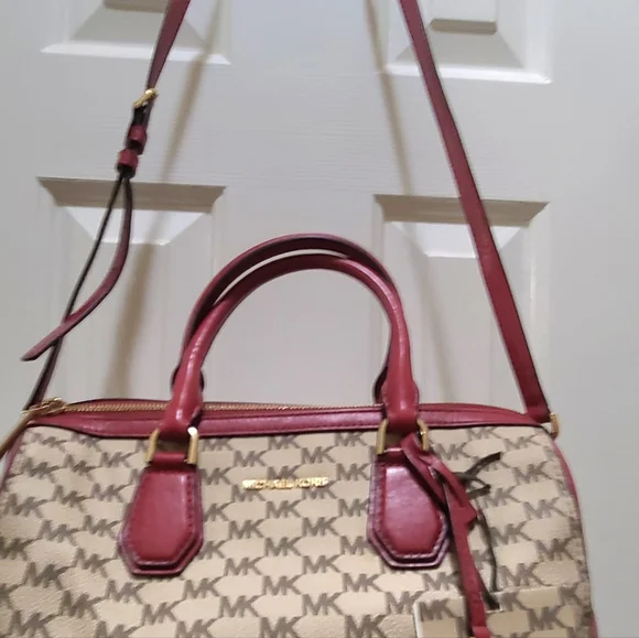 Michael Kors Purs Studio Mercer Medium Heritage Logo Duffel in Natural WineRed. - Picture 4 of 14